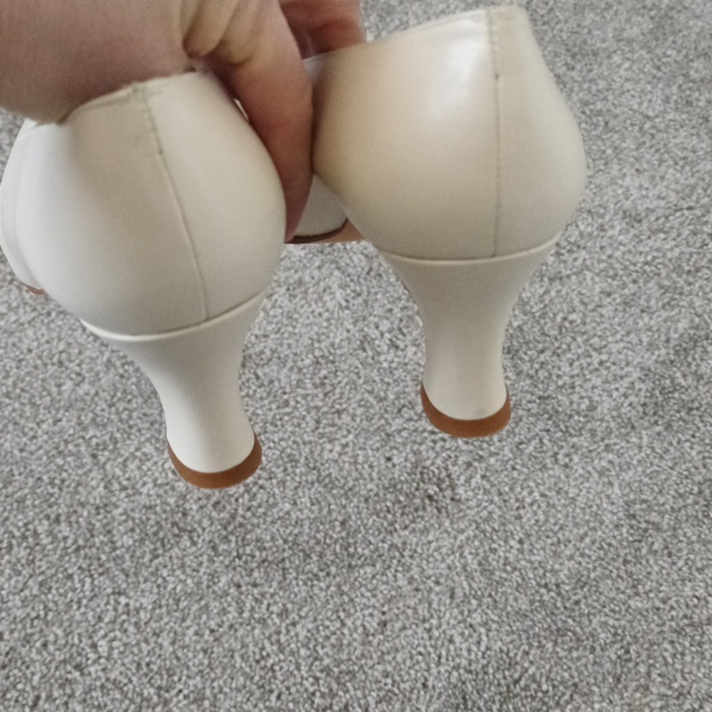 Talbot's Leather Cream Heels - Picture 5 of 6